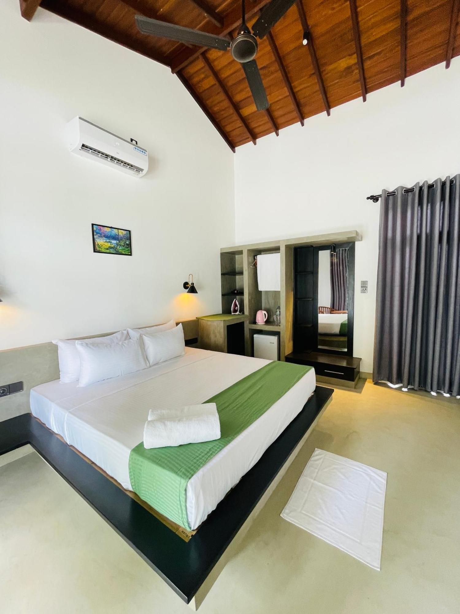 Thara Inn Villa Zuid-Dikwella Buitenkant foto
