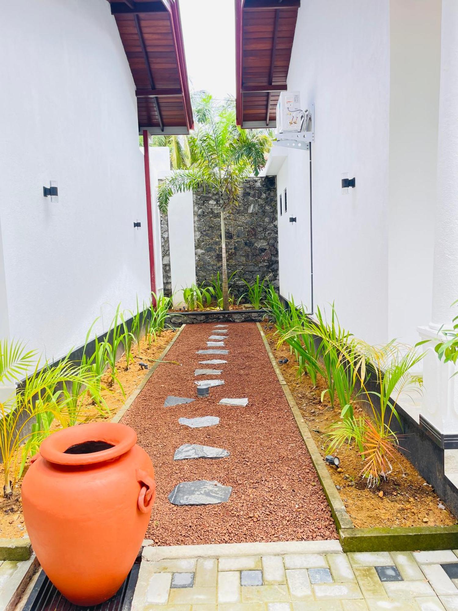 Thara Inn Villa Zuid-Dikwella Buitenkant foto